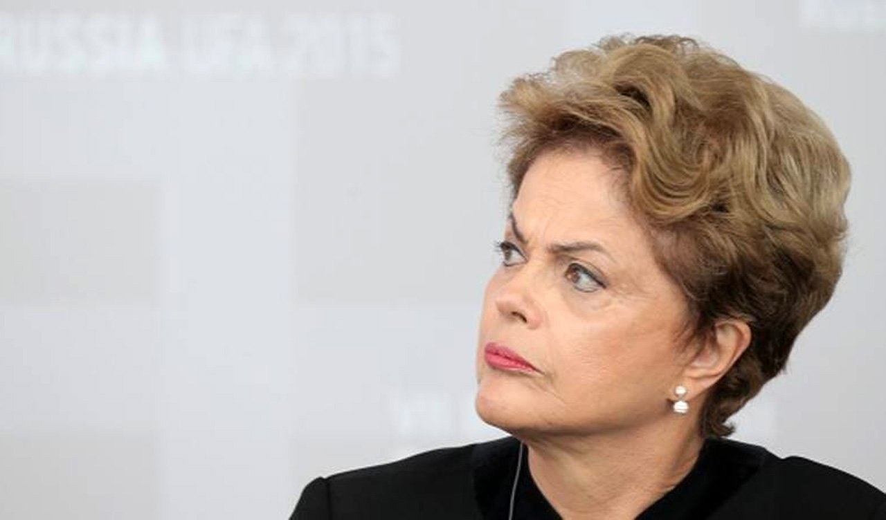 Não existe um fato determinado, um crime de responsabilidade que ampare a acusação para seu impedimento, nos termos que determina a Constituição. O impeachment da Presidente Dilma é um julgamento de exceção, feito a partir de uma peça de acusação imprestável, que é o parecer de exceção elaborado pelo ex-deputado de oposição e atual conselheiro do Tribunal de Contas da União João Augusto Nardes – ele sim – investigado por corrupção