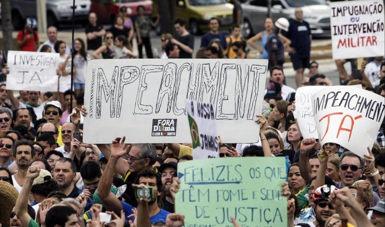 "Por que os organizadores resolveram chamar o evento de domingo de protesto 'contra a corrupção' e não 'pela deposição da presidente Dilma', que é o verdadeiro motivo? Primeiro porque assim vão atrair mais gente. E a malandragem é que esse volume de gente na rua vai aparecer nos jornais do dia seguinte como os que rejeitam a presidente, engrossando o caldo dos que defendem o impeachment", escreve Alex Solnik, colunista do 247