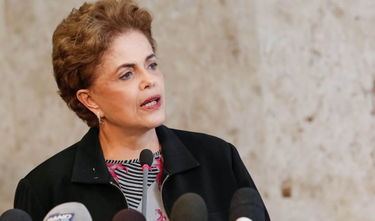 Para o colunista do 247 Alex Solnik, na entrevista que concedeu nesta sexta-feira, a presidente Dilma Rousseff "quis avisar de antemão que, se sair do poder antes do impeachment, como pretendem alguns, não será por vontade própria", diante de "exemplos históricos de que pressões desse tipo não acabam bem, como nos casos do suicídio de Getúlio e do golpe branco em Jango"; "Ao dizer que não irá renunciar ela avisa que, se cair, terá sido "renunciada", ou seja, forçada a deixar o cargo fora do rito constitucional. Talvez ela tenha detectado sinais de que há um golpe em formação dentro do golpe", completa o jornalista