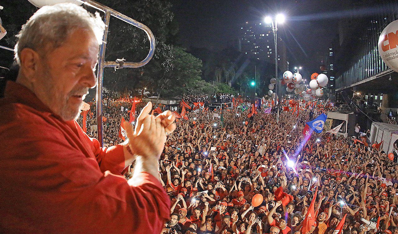 "Por que a ofensiva contra Lula?", pergunta Roberto Amaral, colunista do 247; ele mesmo responde: "Com Lula no governo, o poder que parecia vazio revelar-se-ia ocupado; o governo que parecia sem rumo passaria a ter um timoneiro e a política sem estratégia passaria a dispor de um articulador trazendo à sociedade a sensação de segurança. Foi tudo isso que o juiz curitibano – gora com a colaboração de seu colega brasilense– intentou impedir"; para Amaral, já em função do desdobrar da crise o Brasil pode, já proximamente ou em 2018, enfrentar a possibilidade de eleição de "um outsider que poderá chamar-se Moro"