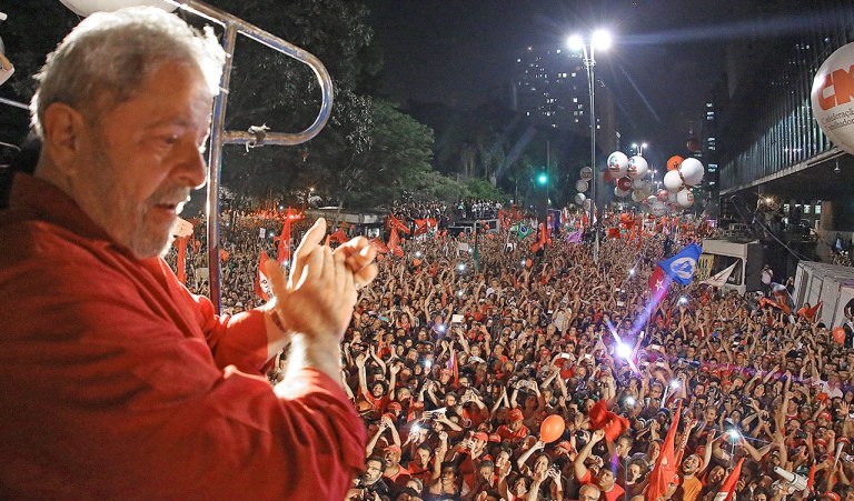 "Por que a ofensiva contra Lula?", pergunta Roberto Amaral, colunista do 247; ele mesmo responde: "Com Lula no governo, o poder que parecia vazio revelar-se-ia ocupado; o governo que parecia sem rumo passaria a ter um timoneiro e a política sem estratégia passaria a dispor de um articulador trazendo à sociedade a sensação de segurança. Foi tudo isso que o juiz curitibano – gora com a colaboração de seu colega brasilense– intentou impedir"; para Amaral, já em função do desdobrar da crise o Brasil pode, já proximamente ou em 2018, enfrentar a possibilidade de eleição de "um outsider que poderá chamar-se Moro"