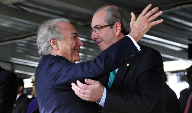 "O que Temer e Cunha comandam não é apenas um golpe contra a democracia e contra os beneficiários de programas sociais; é um golpe contra a Justiça, é um salvo conduto para continuarem arrastando o país para o buraco da impunidade, da ilegalidade, da corrupção, dos privilégios", afirma o colunista Alex Solnik; ele conta que a "isca" do golpe atrai novos adeptos, como o PP, principal implicado na Lava Jato, e demonstra surpresa com o silêncio das ruas sobre o fato; "É espantoso que "as ruas", esse movimento difuso, misterioso, obscuro cuja principal bandeira é a "luta contra a corrupção" não se deem conta de que na verdade estão protegendo os corruptos, estão servindo de biombo para inocentar os que já têm os pés na lama e os futuros enlameados"