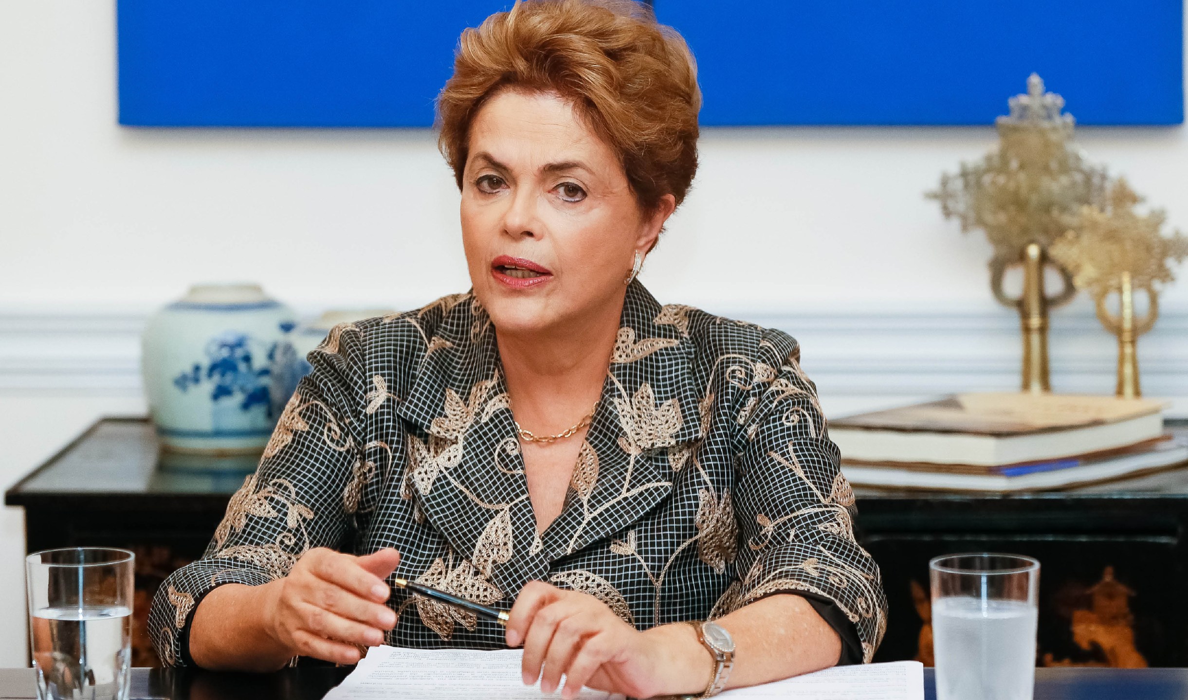 "Sabem por que os editores ignoram a presidente? Porque são golpistas", descreve o colunista do 247 Alex Solnik, sobre a insistência da mídia brasileira em destacar fatos negativos sobre Dilma Rousseff; ele conta qualquer coisa que o Eduardo Cunha ou Michel Temer sussurrem ganha manchetes, "mas Dilma é ignorada"; como exemplo de má vontade dos editores com boas manchetes da presidente, Solnik cita a declaração de Dilma sobre as falas tanto de Celso de Mello quanto de Temer antes da sua viagem e disparou: "Sabem por que eles temem ser chamados de golpistas? Porque são"; "Em condições normais de tempo e de temperatura qualquer editor de nível médio colocaria isso na manchete do seu jornal"; leia íntegra