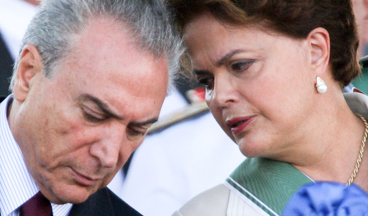 DF - DILMA/EXÉRCITO - GERAL - O vice-Presidente da Michel Temer (e) e a presidente Dilma Rousseff participam da solenidade de comemoração do Dia do Exército Brasileiro no Quartel General do Exército, no Setor Militar Urbano, em Brasília, nesta terça-fei