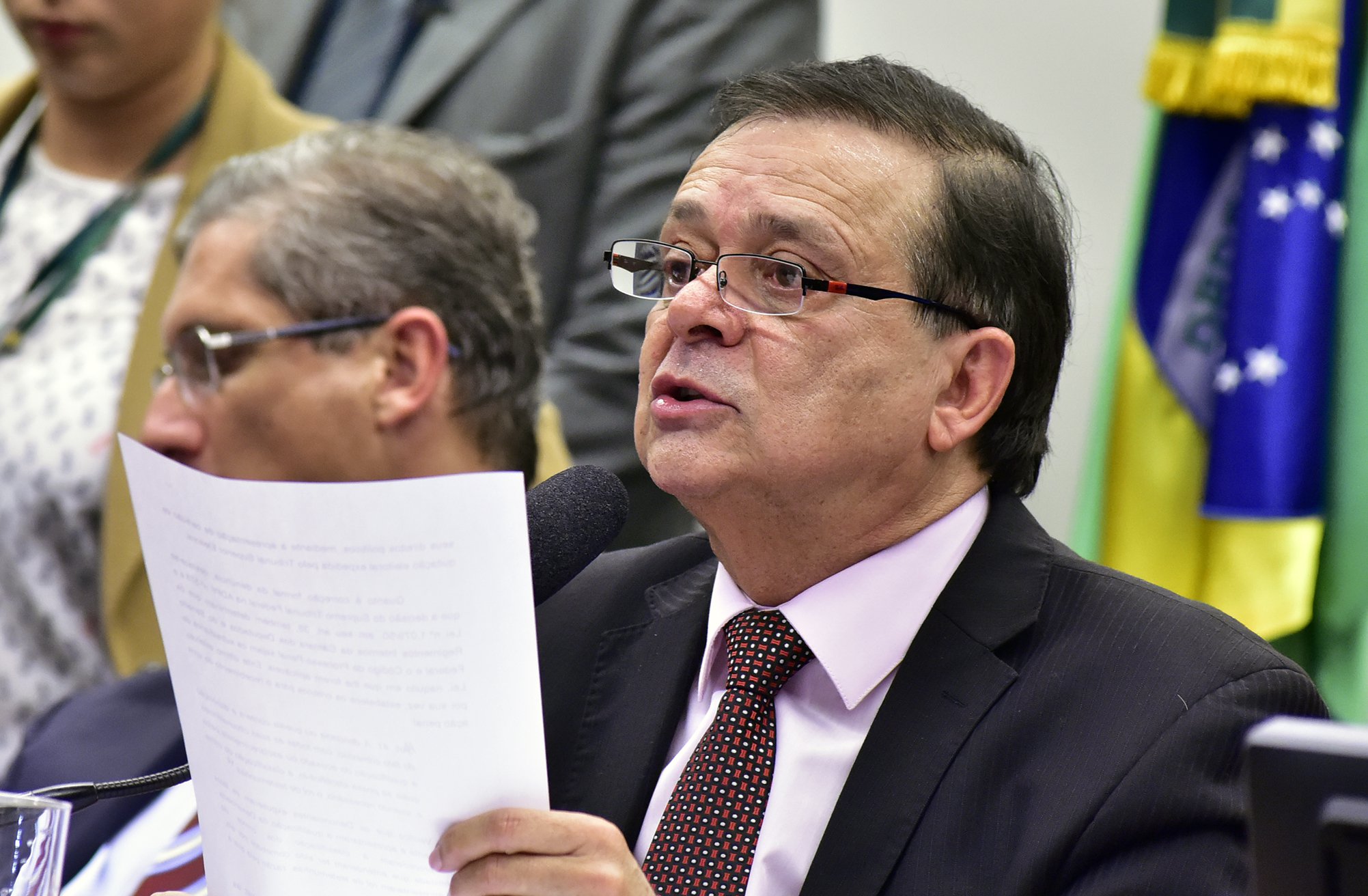 Famoso por suas ligações com notórios bandidos, o deputado Jovair Arantes (PTB-GO) foi poupado pela mídia golpista. A revista Veja, por exemplo, optou por "arquivar" velhas denúncias que publicou contra o agora impoluto e ético "relator do impeachment"