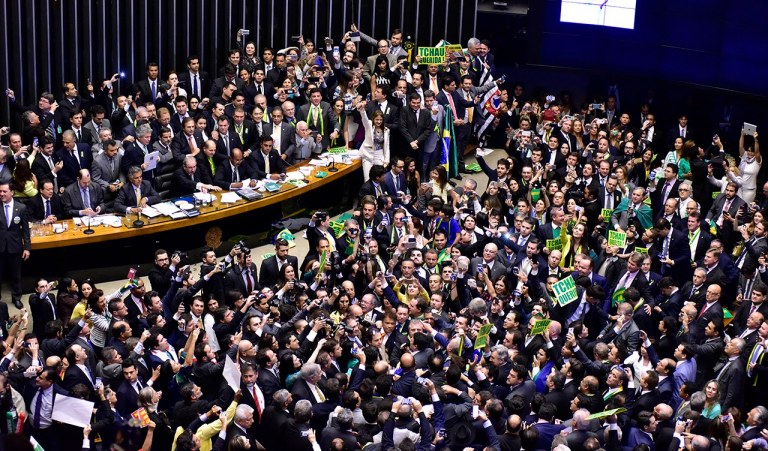 Mais do que lamentações pela derrota e pelo baixíssimo nível de nossos parlamentares e/ou pelas práticas golpistas, temos que avaliar os avanços que tivemos nos últimos anos, à revelia das forças retrógradas e da direita truculenta, e nos prepararmos para novos enfrentamentos