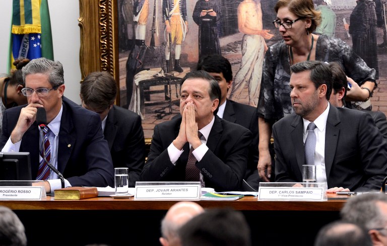 "Os deputados capricharam nas indumentárias, nos adereços e nas palavras. E cada um teve seus 15 minutos de fama para mostrar toda a sua sabedoria política e jurídica, sem abrir mão de momentos de misticismo e de poesia que devem ter enlevado e embalado os sonhos dos telespectadores da anódina e sisuda TV Câmara", diz o colunista Alex Solnik; eis um exemplo: “Sei que o senhor, deputado Jovair Arantes, não é advogado e sim dentista. Mas depois do seu brilhante relatório o senhor se tornou um adventista: advogado e dentista”. (Benito Gama, PTB-BA)