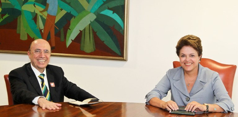 "Dilma teve pelo menos quatro oportunidades de tê-lo a seu lado, o que evitaria boa parte dos seus problemas atuais", diz Leonardo Attuch, editor do 247; "Mais do que simplesmente ouvir os conselhos do ex-presidente, era preciso atentar para os resultados de Meirelles no Banco Central. Sua primeira medida foi acabar com a emissão de títulos cambiais, o que reduziu a especulação e abriu espaço para a política de acumulação de reservas – hoje em US$ 375 bilhões. A inflação sob controle também criou um ambiente de previsibilidade que fez com que o Brasil vivesse o maior ciclo de crédito de sua história. O resultado foi a valorização dos ativos brasileiros e a obtenção do grau de investimento"