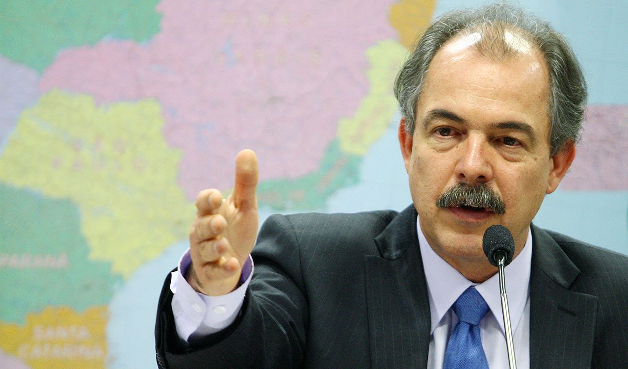 DF - MERCADANTE/SENADO - POLÍTICA - O ministro da Ciência e Tecnologia, Aloizio Mercadante, participa de audiência da Comissão de Ciência e Tecnologia do Senado, presidida pelo senador Eduardo Braga, em Brasília, nesta quarta-feira. 04/05/2011 - Fot