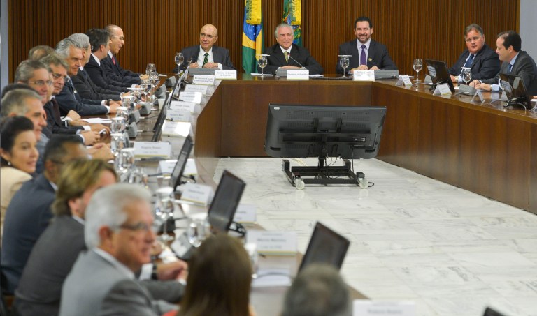 "O impeachment foi e está sendo uma aliança entre a fome a vontade de comer. A fome dos corruptos para “estancar a sangria” através do acordão em torno de Michel Temer e a vontade de comer dos “capitalistas rentistas e financistas – os grandes vitoriosos do momento”, como disse Bresser Pereira"; a análise é da colunista do 247, Tereza Cruvinel; ela reforça que "as duas pontas da aliança seguem comandando o baile no governo bicéfalo, que tem uma cabeça a serviço do mercado e outra a serviço da 'maioria parlamentar'"; como exemplo disso, ela cita a aprovação do que chamou de "anti-meta fiscal" de R$ 170 bilhões de déficit; "Se a despesa não pode crescer, tem que haver um controle demográfico. Que tal uma cota de extermínio para que o povo caiba dentro do PIB e do orçamento?", ironiza