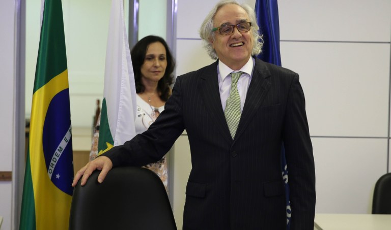 "Consumou-se hoje, com a nomeação do novo presidente da EBC – antes mesmo que o STF julgasse o pedido de liminar do presidente exonerado, contestando o atropelo de seu mandato – o fim do projeto que nos últimos anos congregou os defensores de uma comunicação pública independente e pluralista, garantidora da expressão da diversidade de ideias, pensamentos e culturas que compõe o mosaico do Brasil", escreve Tereza Cruvinel, fundadora da Empresa Brasil de Comunicação, ao comentar a posse do jornalista Laerte Rimoli à presidência; ela lamenta que, nesta sexta-feira, "sob a retórica do 'desaparelhamento'", "sobreveio a 'tomada' da EBC pelos novos nomeados, sobreveio a ocupação com ares de caça às bruxas, com traços de macarthismo, com demissões de dirigentes às dezenas"