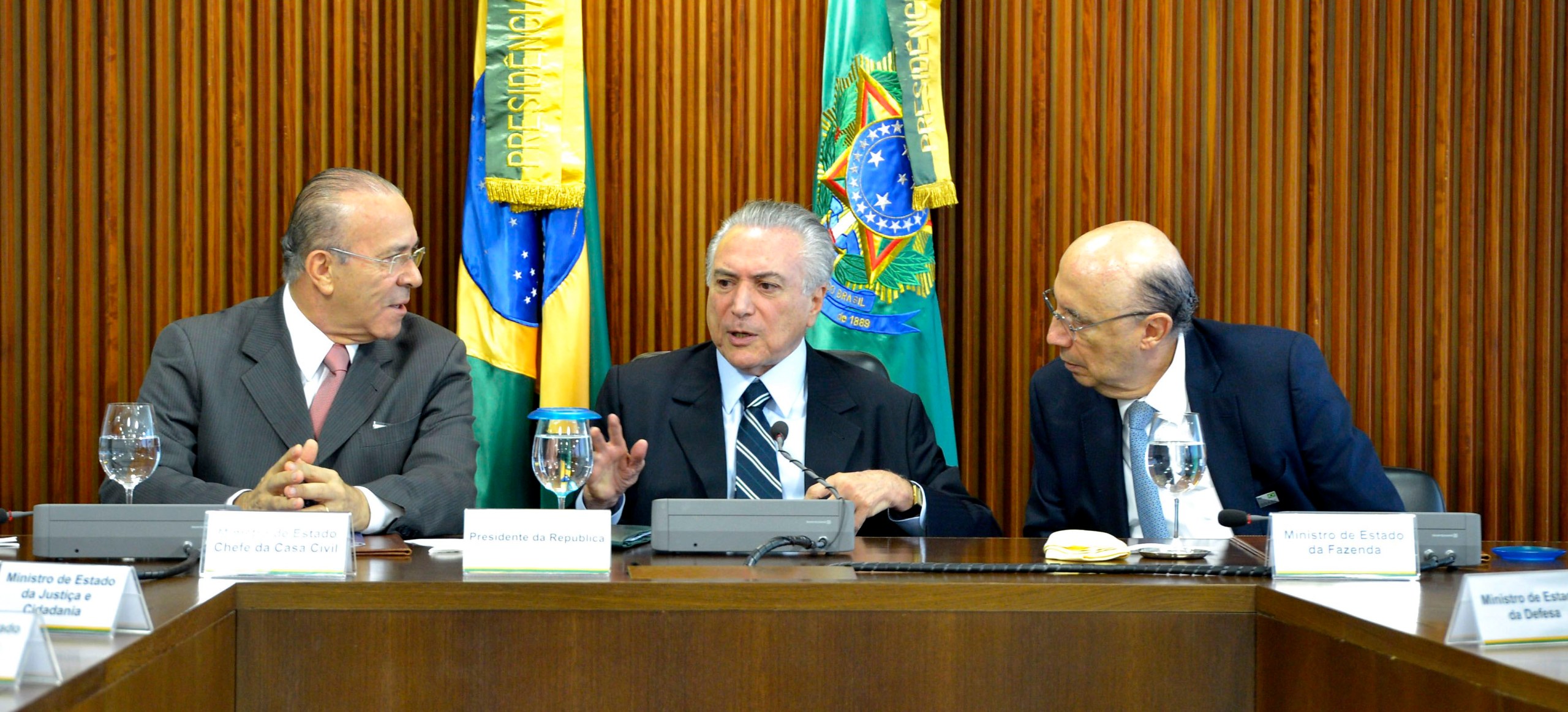 "Presidente ainda interino, Michel Temer terá que agir rápido para que o desconhecimento da população a seu respeito não se transforme rapidamente em desaprovação – o que abriria espaço para a eventual volta da presidente afastada Dilma Rousseff ou para novas eleições", diz Leonardo Attuch, editor do 247; "Nessa condição temporária, ele pode frustrar os mercados, que nele apostam, ao desistir de propostas impopulares, como uma reforma radical da Previdência. Ao menos, enquanto Dilma não tiver sido julgada definitivamente"
