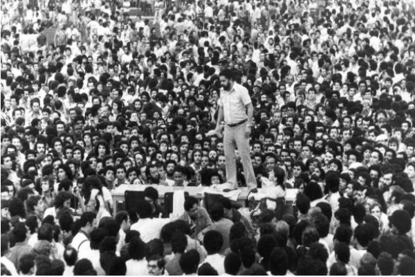 Com tantos factoides para promover a desmoralização de Lula, por que precisam prendê-lo assim, sem julgamento, antes de esgotadas todas as possibilidades de defesa? É simples: o povo quer votar em Lula