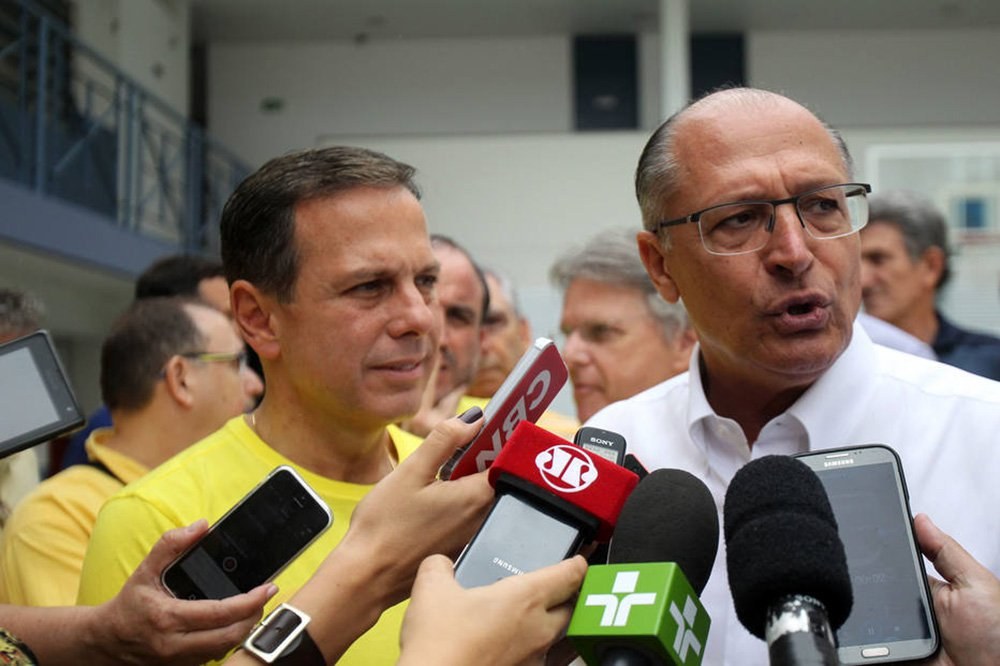 "Não é a primeira vez nem será a última em que aqueles que se arrogam como defensores da ética e da moralidade são flagrados como seus maiores transgressores. O caso de João Dória Jr. – que faz, cada vez mais, jus ao apelido João Dólar Jr. - é exemplar e está apenas no começo", diz o colunista Alex Solnik; "O escândalo do Panamá mudou tudo. A essa altura os tucanos devem estar pressionando Dólar Jr. a retirar sua candidatura, que estava praticamente confirmada, pois não vão carregar nas costas um candidato que esconde a fortuna em offshores onde também se abrigam os maiores escroques do mundo e nem os eleitores irão votar num escândalo ambulante", diz o colunista, que faz ainda uma sugestão: "João Dólar Jr. pode ser um bom candidato (de fachada) a prefeito da Cidade do Panamá"