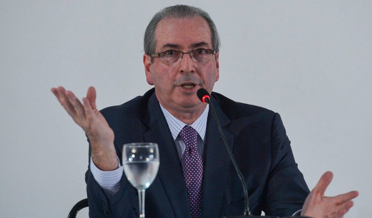 "Na entrevista de hoje, em que negou que vá renunciar ou virar delator, Eduardo Cunha afrontou mais uma vez o STF, a maior corte do país, onde já é réu num dos processos a que responde, ao classificar de 'absurdo' o pedido de prisão que o Procurador Geral da República encaminhou ao Supremo e que ainda não foi analisado pelo ministro Teori Zavaski", afirma Alex Solnik, colunista do 247; "A demora" na resposta pela corte, segundo o jornalista, "além de desconcertante, embute a suspeita de que o poder de Cunha é maior do que se supõe e permite que a Câmara dos Deputados continue acéfala"
