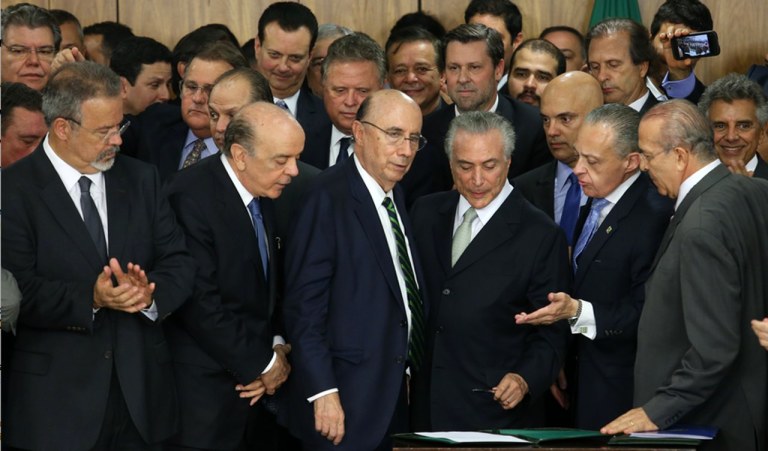 A falência do sistema de partidos e do processo eleitoral leva à crise dos poderes, a dirigentes ilegítimos e à agonia da democracia. As esquerdas optaram pelo pelo estado de direito democrático e devem seguir nele, evitando a atração por desvios, alternativas que lembram casuísmos, gambiarras, improvisos de consequências imprevisíveis