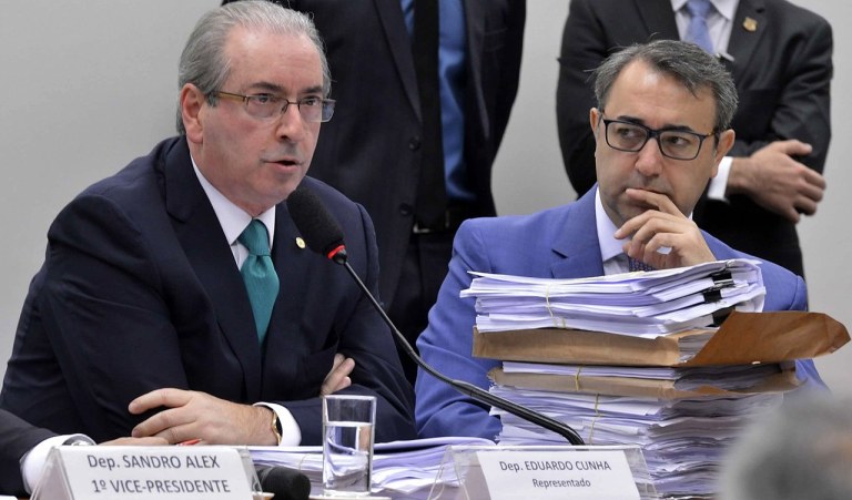 Se vier esta bomba atômica com a delação de Eduardo Cunha, ela pode ser redentora, segundo a colunista do 247 Tereza Cruvinel; "No ponto a que a crise chegou, com o sistema político-partidário inteiramente comprometido pelo financiamento empresarial espúrio que turbinou a corrupção, com a presidente constitucionalmente eleita afastada por um golpe parlamentar aplicado com segundas intenções, e um governo ilegítimo rejeitado por ampla maioria da população, a derrubada das colunas podres que ainda estão de pé pode ser a porta para a restauração democrática. Um crash que pode propiciar um novo pacto entre a sociedade e sua elite política", diz