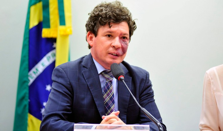 Candidatos de partidos de esquerda começam a planejar o que o ex-presidente Lula definiu, no lançamento da candidatura da deputada Jandira Feghali (PCdoB) a prefeita do Rio, como oportunidade para “uma nova experiência política”. O deputado Reginaldo Lopes (PT-MG), pré-candidato do PT à prefeitura de Belo Horizonte, está apresentando ao partido um roteiro de como faria sua campanha: só com os recursos do fundo partidário e as doações legais de pessoas físicas, como agora prevê a legislação