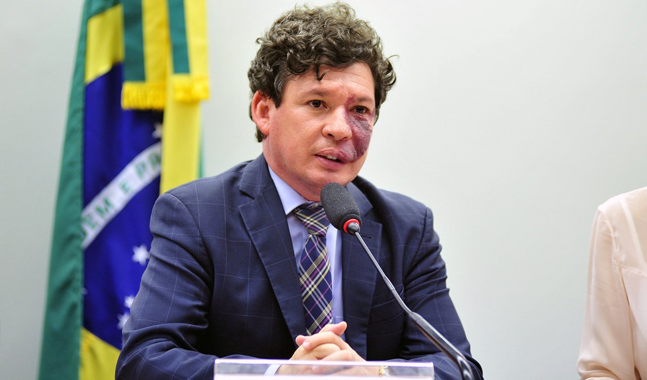 Candidatos de partidos de esquerda começam a planejar o que o ex-presidente Lula definiu, no lançamento da candidatura da deputada Jandira Feghali (PCdoB) a prefeita do Rio, como oportunidade para “uma nova experiência política”. O deputado Reginaldo Lopes (PT-MG), pré-candidato do PT à prefeitura de Belo Horizonte, está apresentando ao partido um roteiro de como faria sua campanha: só com os recursos do fundo partidário e as doações legais de pessoas físicas, como agora prevê a legislação