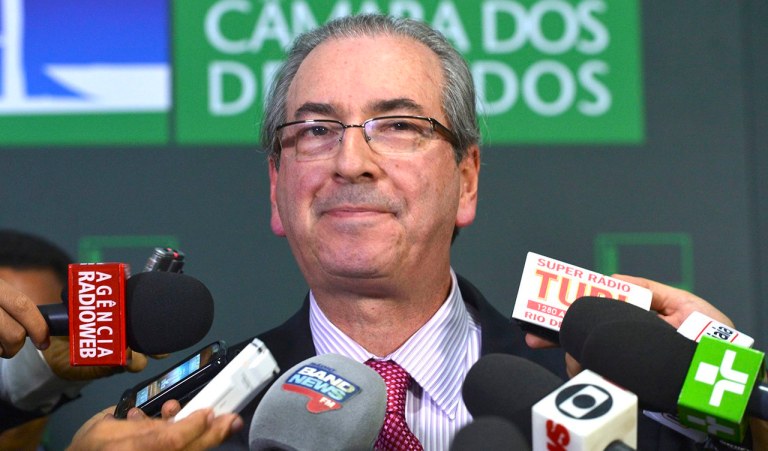 "O tempo passa, o tempo voa e Eduardo Cunha continua numa boa. Ele "está" para ser cassado... "está" para renunciar... "está" para ser preso... Mas, na real, continua na sua residência oficial, com toda a mordomia oficial, mandando na Câmara dos Deputados a todo vapor e sustentando que é inocente, mesmo depois de ter virado réu pela segunda vez no STF", escreve Alex Solnik sobre o deputado, que nessa semana se tornou réu em uma segunda ação no Supremo Tribunal Federal