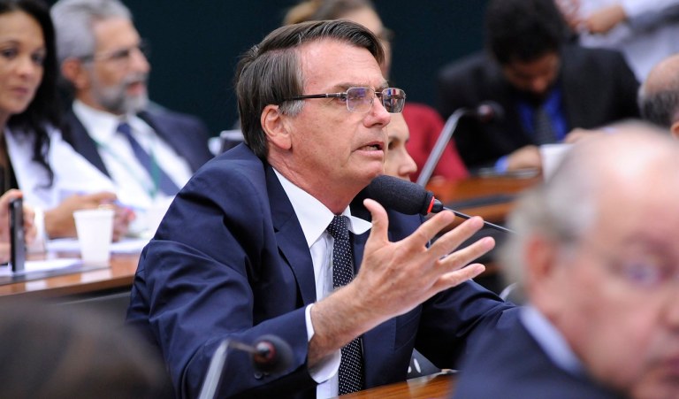 "Nenhuma mulher merece a hediondice do estupro, mas Bolsonaro merece a decisão do STF, que o tornou reto nas ações movidas pela Procuradoria Geral da República e pela própria deputada Maria do Rosário (PT-RS), a quem ele disse que não a estuprava porque ela “não merece”. Agora as feministas já se mobilizam para que o STF, além de torná-lo réu, julgue com celeridade as duas ações e condene Bolsonaro. Deputado condenado criminalmente, com trânsito em julgado, perde automaticamente o mandato"; o comentário é da colunista do 247, Tereza Cruvinel; para ela, "Bolsonaro merece a condenação e a cassação decorrente por ter contribuído, neste caso, pelo fortalecimento da cultura do estupro, tão subjacente à nossa vida"