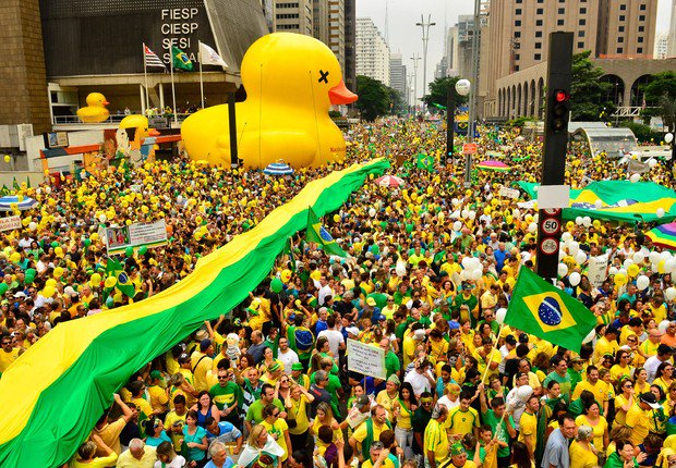 Cadê os coxinhas despolitizados, a maioria analfabeta política e tão sensível politicamente como um gorila selvagem dentro de uma loja de finos e caros cristais. Cadê? O golpe comeu...