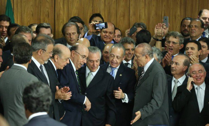 Queda do terceiro ministro e o temor de novas delações podem criar o consenso pela reforma política