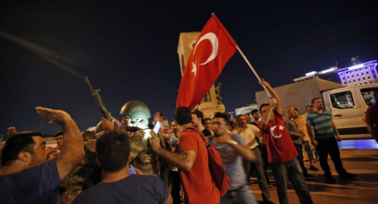 "Nessa noite, na Turquia, pudemos ver que o povo na rua derrubou um golpe de estado", diz o colunista Alex Solnik; "Quando o presidente Erdogan convocou o povo para ir às ruas soou como um convite ao suicídio, pois os golpistas de parte do exército turco ocuparam o aeroporto da capital, invadiram a televisão estatal, bloquearam pontes, sobrevoavam a cidade com helicópteros e cercaram o Parlamento com tanques. E estavam, evidentemente, armados", afirma; no entanto, em poucas horas, o golpe foi vencido e golpistas foram detidos por civis, como na foto acima; Solnik lamenta que "o golpe do PMDB, com Temer à frente, que não tem apoio militar, não usa tanques, nem helicópteros, prossegue dentro do Congresso Nacional sem que um movimento popular o abafe"