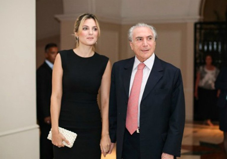 Em maio último, o tabloide inglês “Daily Mail” publicou extensa reportagem sobre Marcela dando conta de uma vida de “família real” que os Temer se dão à custa de dinheiro público. No Brasil, a Folha tentou desqualificar a matéria atribuindo-lhe pequenos erros que, na prática, não invalidam uma só acusação