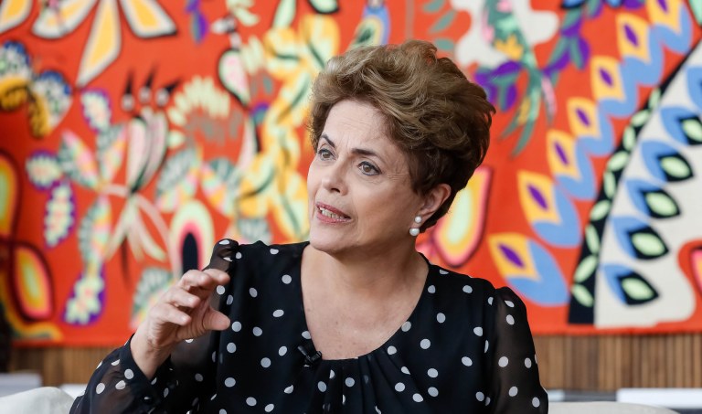Colunista do 247 Emir Sader relata encontro que teve com a presidente eleita Dilma Rousseff nessa quarta-feira 27; "Quando lhe perguntei qual será a primeira coisa que ela vai fazer voltando a assumir plenamente a Presidência da Republica, e ela não hesitou: 'Vou restabelecer os direitos de todos, que estão sendo tirados'", disse Sader; segundo ele, Dilma fez uma lista das principais atrocidades que o governo interino está cometendo, "como a retirada do FGTS da Caixa Econômica para dar mais um presente para os bancos privados"; "Uma Dilma otimista, bem disposta, pronta para retomar a Presidência do Brasil, consciente de que a derrota desta iniciativa do golpe não terminará a ofensiva da direita contra ela", relata; leia íntegra