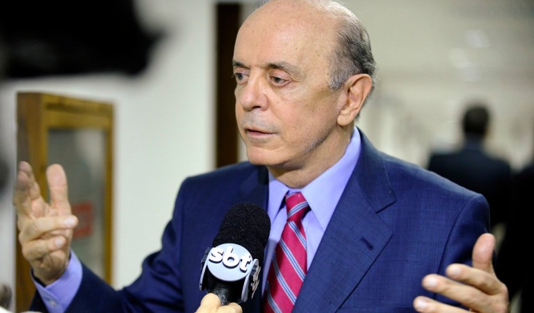 Senador José Serra (PSDB-SP) concede entrevista. Foto: Marcos Oliveira/Agência Senado