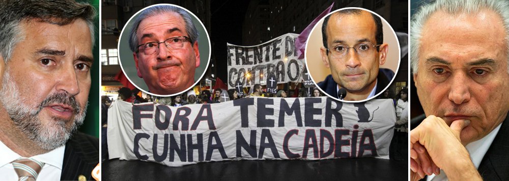 Deputado Paulo Pimenta (PT-RS) faz um resumo do cenário atual em Brasília, citando o "pavor" do governo interino sobre o que fazer com Eduardo Cunha e o "potencial explosivo de sua ira" e ainda "o fator Odebrecht"; "Essa delação vai sacudir os alicerces do aparato golpista e deverá incentivar outras delações que não deixarão 'pedra sobre pedra'. Se não é possível evitá-la, que seja adiada", escreve, sobre a notícia de que o acordo não será homologado antes de novembro; mas a resistência da população, lembra Pimenta, "não para de crescer" e "o mundo não legitima o golpe"; "Portanto, muita água vai rolar até setembro chegar. O povo resiste e insiste em dizer: Não ao golpe. Temer ilegítimo não governará"