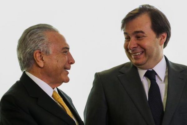 Depois de transformar a presidenta Dilma em ré no processo de impeachment, forças de direita, por meio da nefasta dupla Michel Temer/Rodriogo Maia, realizou uma escandalosa manobra na operação política para salvar da cassação o ex-presidente da Câmara, Eduardo Cunha