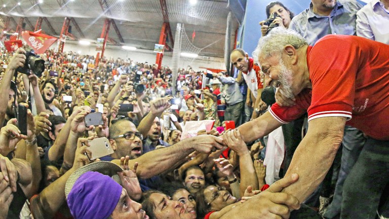 "Os justiceiros estão ansiosos para encerrar a Lava Jato, afinal uma parte valiosa do plano já é exitosa: a farsa do impeachment da Presidente Dilma. Mas eles não podem encerrá-la, porém, sem antes alcançar o objetivo fundamental de incriminar, condenar e levar Lula à prisão para aniquilá-lo politicamente e impedir que retorne à Presidência do Brasil", diz o colunista Jeferson Miola; "No Brasil, o nazi-fascismo ganha materialidade na ojeriza aos petistas que é propagada nas escolas 'sem-partido', na TV 'sem-partido', nos jornais 'sem-partido', na Procuradoria da República 'sem-partido', na Polícia Federal 'sem-partido' e no STF 'sem-partido'”