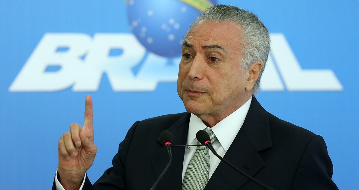 Colunista Tereza Cruvinel afirma que "na ditadura civil de Temer", as DSIs - Divisão de Segurança e Informação, uma unidade de dedurismo que funcionava na época da ditadura para entregar funcionários suspeitos de serem subversivos ou criticarem o regime - "estão de volta, embora informalmente"; "Em todos os ministérios funciona uma máquina de delação de colegas suspeitos de ligações com o PT e de serem contra o governo interino. Se o denunciado tem cargo comissionado, é sumariamente dispensado", diz; "As delações funcionaram na EBC, no Minc e no Ministério da Saúde para ajudar os superiores na montagem das listas de demitidos", acrescenta