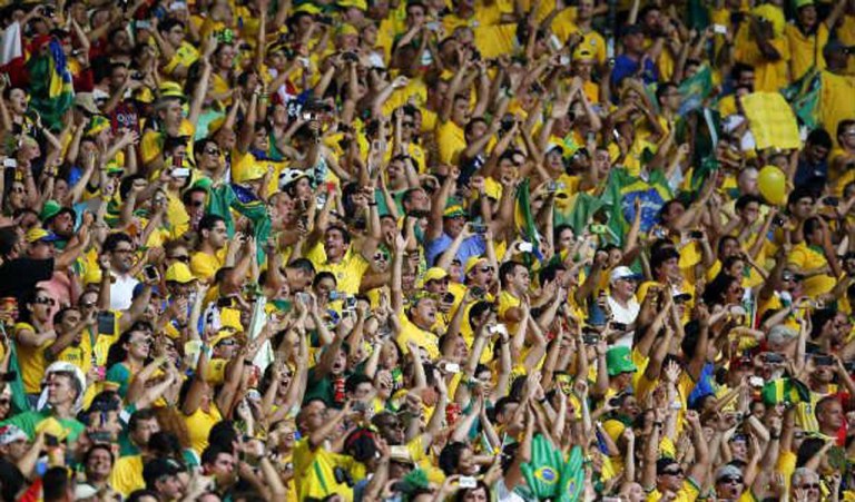 Está certo que o Fora Temer tem aparecido nas arenas com uma frequência preocupante para os golpistas. Porém, é inegável que a larga maioria da torcida brasileira que vem comparecendo às competições é integrada por dignos representantes do exército de analfabetos políticos que aplaude a destruição da democracia brasileira