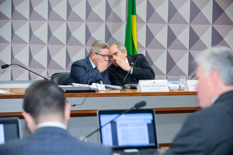 "Não era necessário ser vidente para adivinhar as frases e inclusive as manchetes que o senador tucano Antonio Anastasia produziria para a mídia no seu relatório imprestável e criminoso", escreve o colunista Jeferson Miola, sobre a leitura do relatório do impeachment feita nesta terça-feira; "Apesar de 'branca' e silenciosa, a ruptura da ordem constitucional, que é disfarçada na farsa do impeachment, não deixa de ser o que de fato é: um golpe de Estado, uma violência jurídica, um atentado à Constituição e ao Estado Democrático de Direito", diz ele, destacando, porém, que "a narrativa golpista da 'normalidade institucional' foi derrotada, não vingou" e que "a direita fascista jamais conseguirá minimizar a gravidade deste antecedente que fere de morte a democracia brasileira"