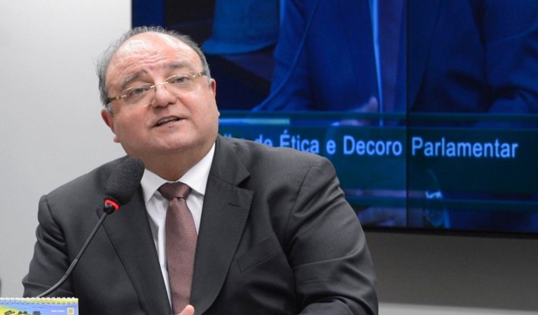 Solicitamos que a Executiva Nacional do PT: a) instaure processo disciplinar e aplique a Candido Vaccarezza e penalidade de expulsão do PT; e b) adote imediatamente a medida cautelar de suspensão provisória do filiado durante o processo de julgamento