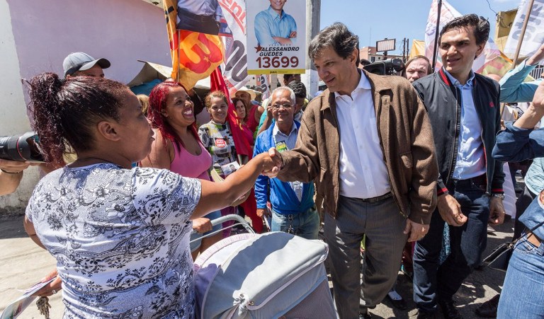 "Os dados do tracking, considerado termômetro mais eficiente para apurar as mudanças de humor do eleitorado, mostram que a eleição paulistana segue apertadíssima, mas Fernando Haddad mantém um viés de alta, com chances reais de garantir a segunda vaga no segundo turno contra João Dória, cristalizado como candidato da coalizão golpista", escreve Paulo Moreira Leite; para ele, "Haddad está longe ser um concorrente a mais no mercado de votos. Expressa uma opção política real perante um conjunto de políticos tão diferentes e tão iguais: alinhados ao golpe e comprometidos com o ataque aos direitos e conquistas históricas dos trabalhadores e da população superexplorada"