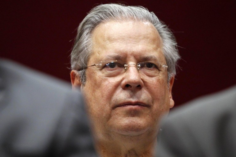 "Movida por convicções, a Lava Jato deduziu que a sigla ‘JD’, na planilha de pagamentos da Odebrecht, era uma referência a José Dirceu ou à sua empresa, a JD Consultoria. Agora, ao prender Antonio Palocci, convencida de que ele é o 'italiano', a Lava Jato admite que errou e que a sigla 'JD' é uma referência a Jucelino Dourado, ex-chefe de Gabinete de Palocci", diz a colunista Tereza Cruvinel; "Dirceu está peso há mais de um ano em Curitiba e foi condenado pelo juiz Sergio Moro a 20 anos e dez meses de prisão por corrupção passiva, lavagem de dinheiro e organização criminosa. A pergunta que fica é se, reconhecido o engano de R$ 48 milhões, Moro vai rever a 'dosimetria' da pena de Dirceu"