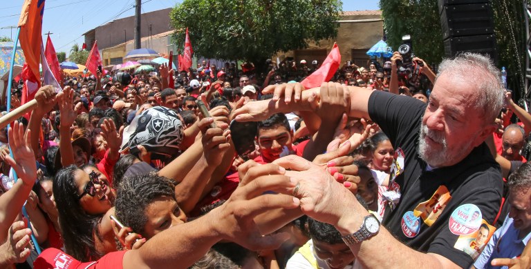 Em novo artigo, a colunista Tereza Cruvinel aponta a desproporcionalidade entre os ganhos atribuídos ao ex-presidente Lula, suposto chefe do maior esquema de corrupção da história, e os valores devolvidos por personagens de segundo escalão; ela condena, ainda, a tentativa de destruição de seu governo; "Lula não chegou ao governo para nada, a não ser para montar um esquema de corrupção. Seu governo e sua atuação são reduzidos unicamente à criação e gerenciamento do petrolão, para garantir a governabilidade corrompida e o próprio enriquecimento. Política econômica, política externa, políticas sociais, distribuição de renda, redução da pobreza, fortalecimento das empresas nacionais, tudo isso foi miragem. Só existiu o petrolão", ironiza Tereza