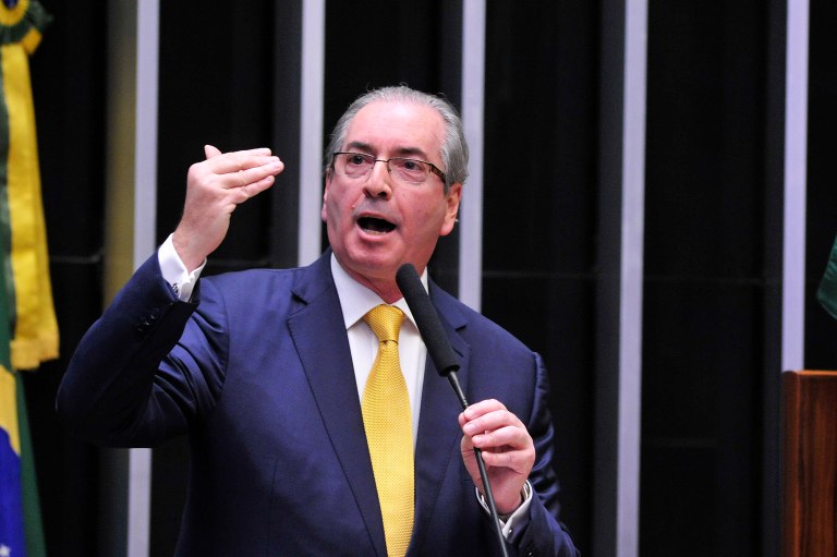 "Eduardo Cunha perdeu o mandato e os direitos políticos, mas não foi abatido e desarmado. Pelo contrário, o que não lhe falta é munição contra os que considera inimigos (PT) e traidores (sua antiga base parlamentar e o governo Temer)", escreve Tereza Cruvinel, colunista do 247; ela alerta que "se o sistema político que pariu Cunha não for mudado por reformas corajosas, outros Cunha virão. Já o Governo, embora dizendo-se aliviado com o despacho de um aliado que o constrangia com cobranças e ameaças, sabe que novos capítulos ainda serão escritos nesta história"