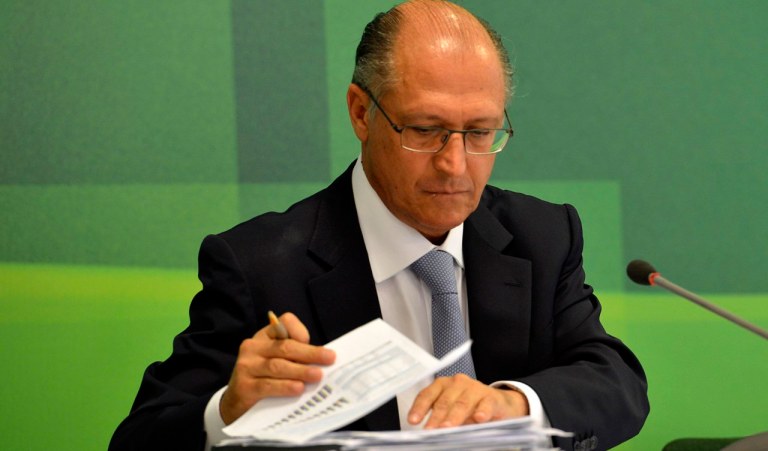 Brasília- DF- Brasil- 30/01/2015- O governador de São Paulo, Geraldo Alckmin concede entrevista acompanhado dos ministros, Aloizio Mercadante e Izabela Teixeira, após reunião com a presidenta Dilma Rousseff (José Cruz/Agência Brasil)