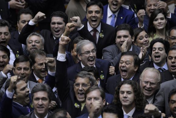 Nos aproximamos do segundo turno. A Lava Jato precisa oferecer uma nova série de espetáculos que possam prejudicar o PT. Antes disso, porém, ela precisava resolver o seu problema de imagem, maculado pelas críticas a ela feitas em veículos de grande porte, como a Folha