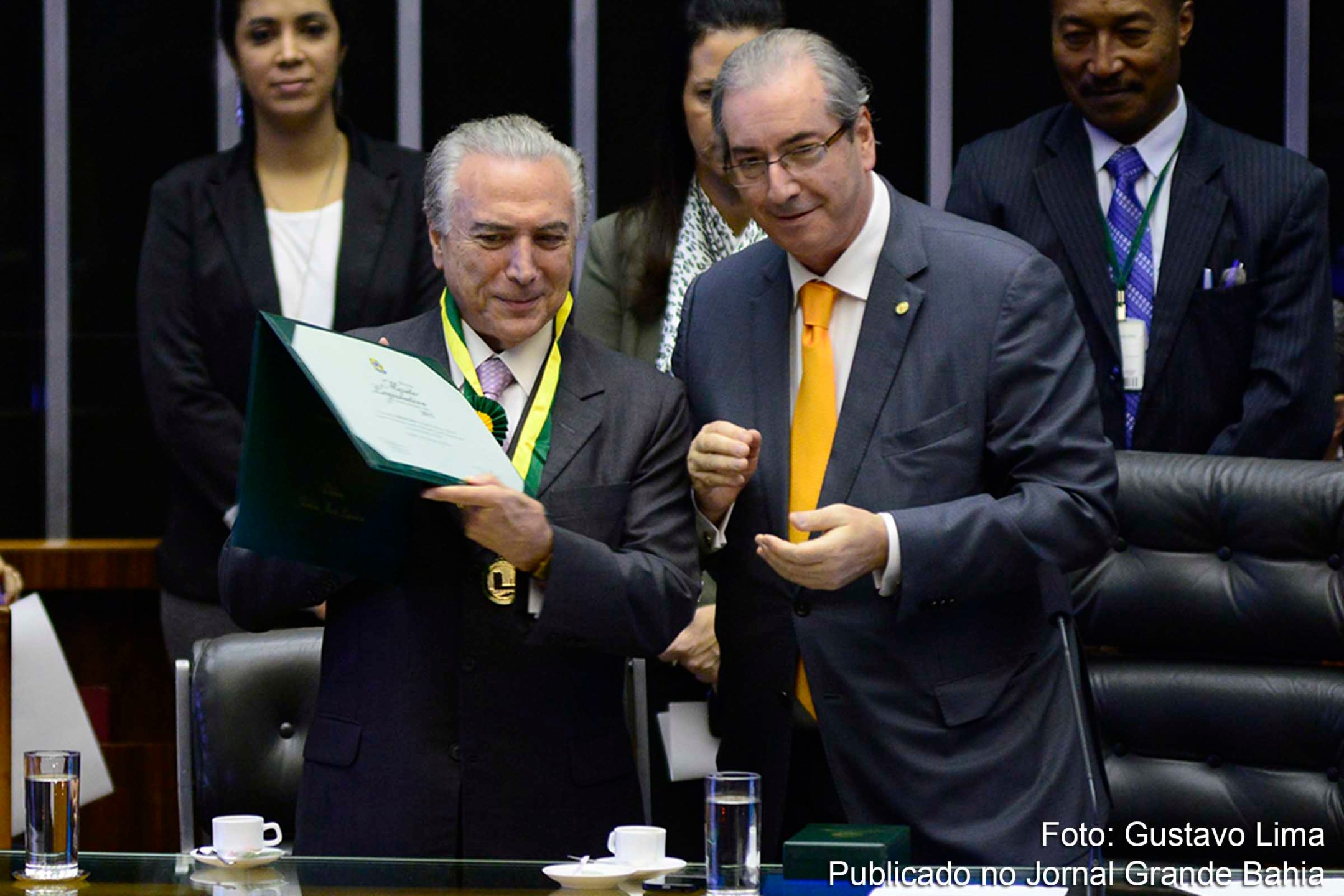 Colunista Alex Solnik recorda a história da parceria Temer-Cunha e diz que "a dobradinha funcionou até a primeira semana de dezembro de 2015", quando Eduardo Cunha contou ao então vice-presidente que fechara um acordo com Jaques Wagner, que orientaria a bancada do PT a votar em seu favor no Conselho de Ética, e ele arquivaria o pedido de impeachment de Dilma Rousseff; o acordo vazou no dia seguinte na mídia, porém, e Rui Falcão determinou que o partido votasse contra Cunha; "Mais tarde Cunha descobriu que os responsáveis pelo vazamento tinham sido pessoas próximas a Temer. Ou seja: Temer tratou de implodir o acordo de Cunha para ser favorecido com a queda da presidente. Por trair Dilma, Temer não sofreu represálias. Mas trair Cunha são outros quinhentos", avalia Solnik