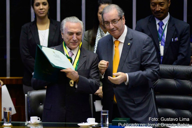 Colunista Alex Solnik recorda a história da parceria Temer-Cunha e diz que "a dobradinha funcionou até a primeira semana de dezembro de 2015", quando Eduardo Cunha contou ao então vice-presidente que fechara um acordo com Jaques Wagner, que orientaria a bancada do PT a votar em seu favor no Conselho de Ética, e ele arquivaria o pedido de impeachment de Dilma Rousseff; o acordo vazou no dia seguinte na mídia, porém, e Rui Falcão determinou que o partido votasse contra Cunha; "Mais tarde Cunha descobriu que os responsáveis pelo vazamento tinham sido pessoas próximas a Temer. Ou seja: Temer tratou de implodir o acordo de Cunha para ser favorecido com a queda da presidente. Por trair Dilma, Temer não sofreu represálias. Mas trair Cunha são outros quinhentos", avalia Solnik