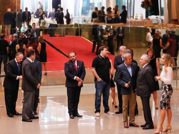 O ataque aos direitos não se deterá nisso, porquanto se insere numa avassaladora onda neoliberal e conservadora que percorre o mundo, numa época de crise profunda do sistema capitalista para a qual não se encontram soluções. Em todos os quadrantes, a palavra de ordem da burguesia é repor suas margens de lucro agredindo direitos sociais e intensificando a exploração dos trabalhadores