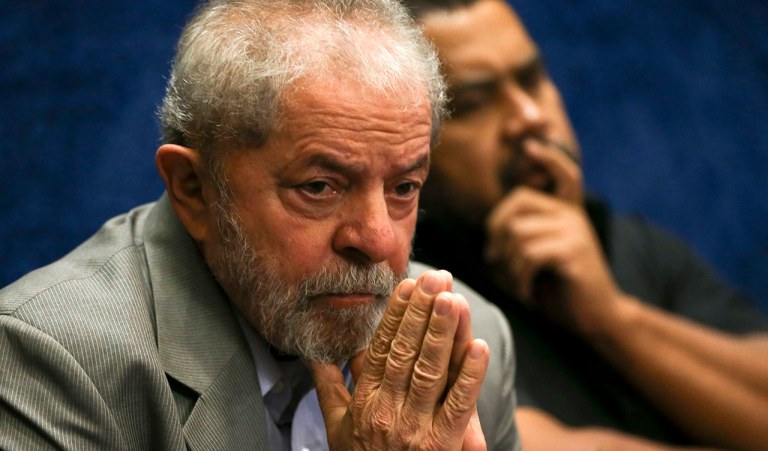 Brasília - O ex-presidente Luiz Inácio Lula da Silva assiste a presidenta afastada, Dilma Rousseff, fazer sua defesa durante sessão de julgamento do impeachment no Senado ( Marcelo Camargo/Agência Brasil)