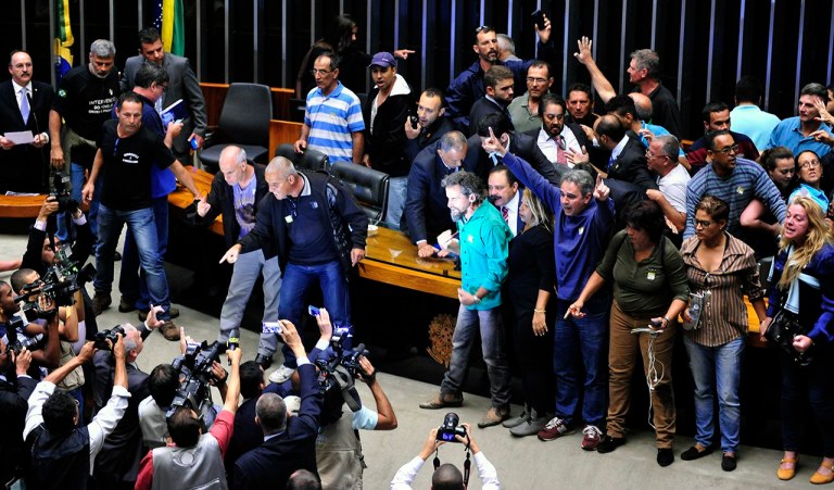 "Uns 50 gatos pingados vestindo camisetas pretas pedindo intervenção militar invadiram agora há pouco o plenário da Câmara dos Deputados. Expulsaram o deputado Waldir Maranhão que estava presidindo a sessão e agora ocupam a mesa diretora. A polícia legislativa tenta negociar a retirada pacífica, mas tem obtido êxito relativo. A maioria dos invasores permanece no local da mesa diretora gritando palavras de ordem contra “comunistas”, “corruptos” e exigindo a presença do comandante geral das Forças Armadas. Notórios provocadores, protagonizam cenas que só se viu na ditadura militar de 64"; confira o relato do colunista Alex Solnik