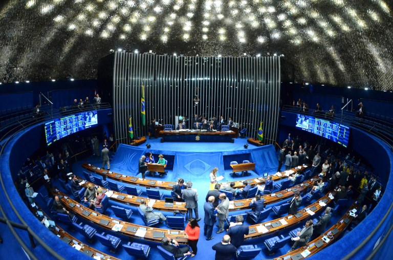 Plenário do Senado durante sessão deliberativa ordinária. Mesa: senadora Lúcia Vânia (PSDB-GO); presidente do Senado Federal, senador Renan Calheiros (PMDB-AL). Foto: Ana Volpe/Agência Senado